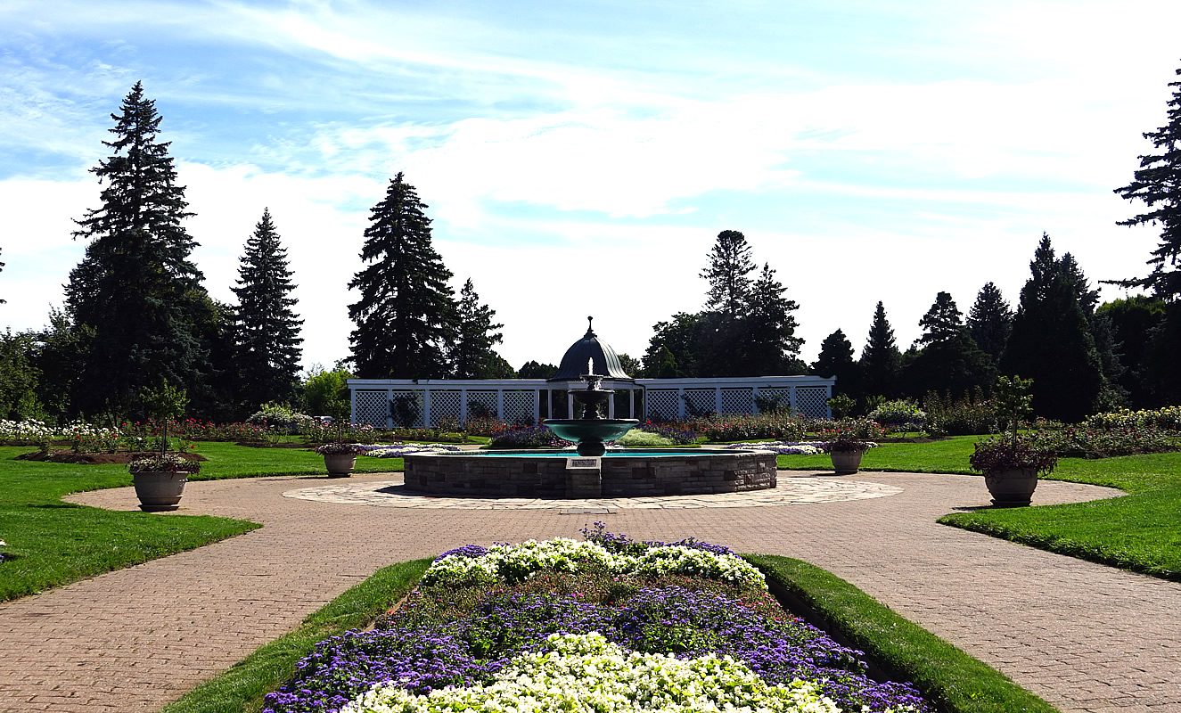 niagara-parks-botanical-gardens-fountain-flowers-2022-1325x800-500k